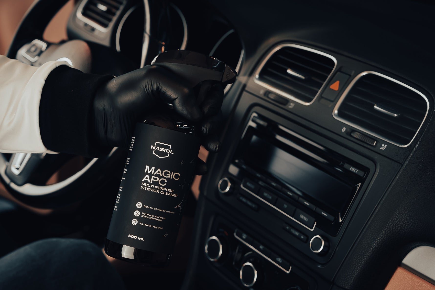 limpeza do interior do carro com produto de limpeza automóvel no tablier e consola central