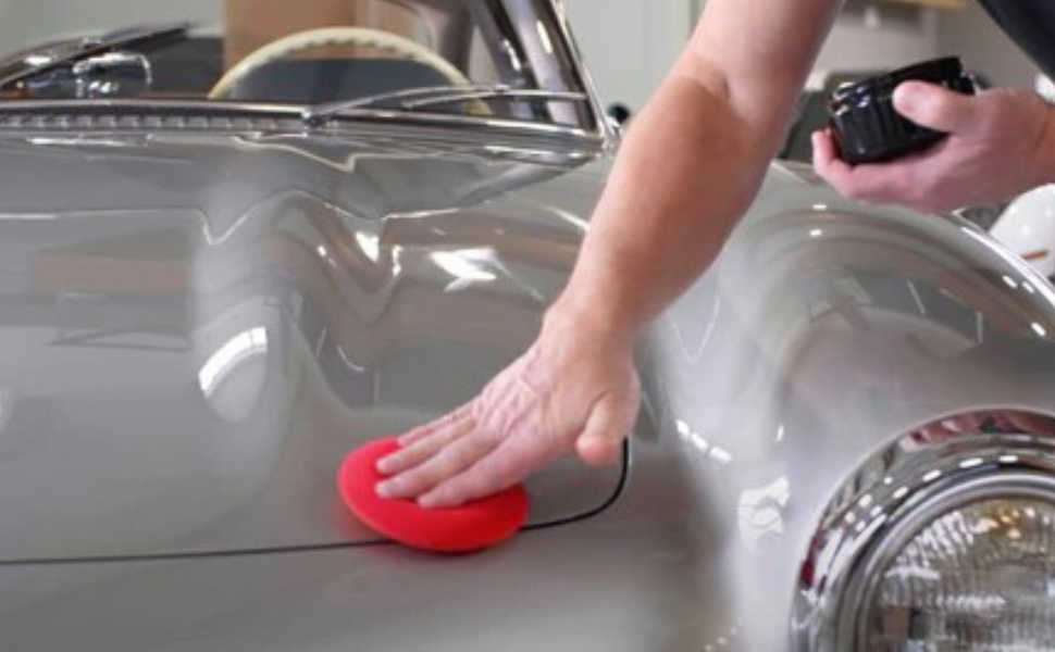 aplicacao de cera automovel com aplicador espuma protecao pintura carro portugal espanha detailing