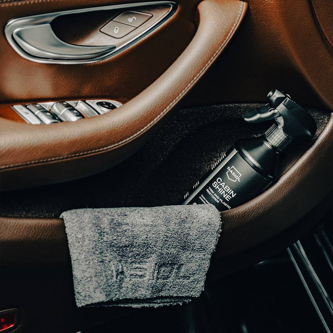 Detalhe automóvel profissional — interior de carro com produtos de limpeza DetailDawg Portugal