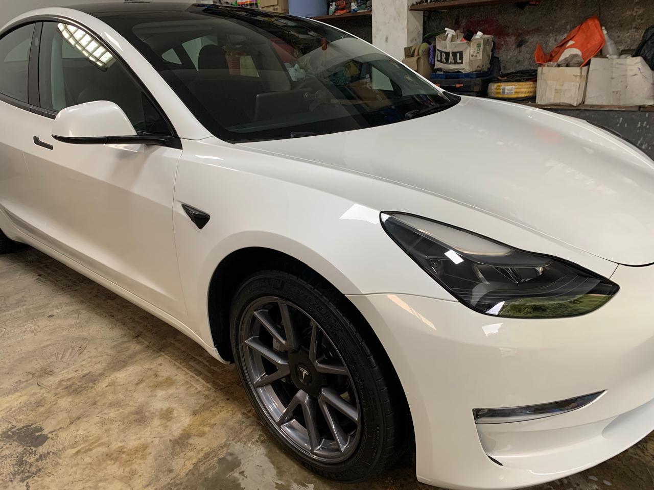 carro branco limpo com brilho profundo após detalhe automóvel em ambiente interior