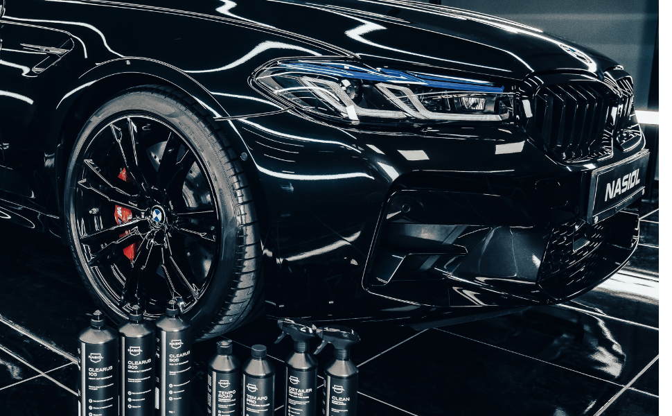 Carro preto com acabamento brilhante após detalhe automóvel profissional com produtos Nasiol, incluindo polimento e proteção cerâmica em Portugal e Espanha