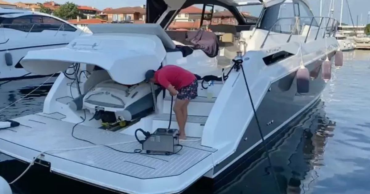Detalhe náutico profissional — limpeza e proteção de gelcoat em barco a motor na marina, Portugal
