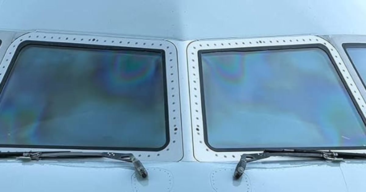 Vidros do cockpit de aeronave com acabamento hidrofóbico após tratamento com revestimento nano-cerâmico — detalhe profissional de aviação