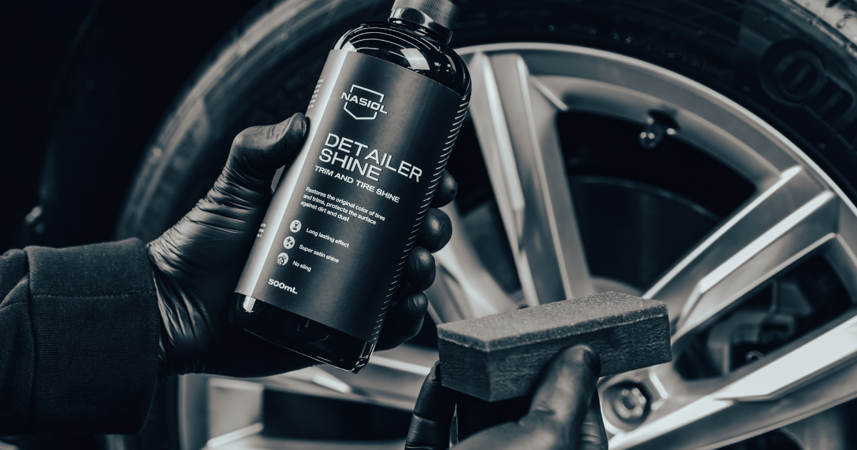 Aplicação de Nasiol DetailerShine em pneu com esponja — dressing profissional para pneus e plásticos exteriores com acabamento acetinado duradouro