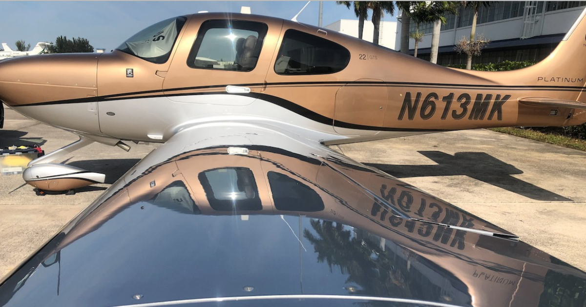 Aeronave Cirrus com pintura espelhada após aplicação de revestimento cerâmico — detalhe profissional de aviação
