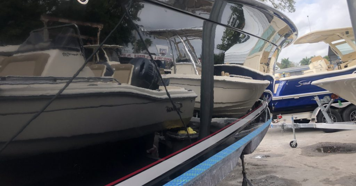 Gelcoat de barco com acabamento espelhado após aplicação de revestimento cerâmico — proteção náutica profissional