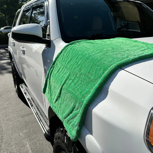 3D toalha microfibra secagem automovel em uso no capot do carro secagem sem riscos Portugal e Espanha DetailDawg