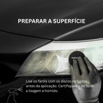 Mão com luva a lixar farol de automóvel com disco Nasiol a húmido, passo 1 de preparação da superfície