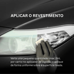 Mão com luva a aplicar Nasiol Headlight Restorer com aplicador de algodão em farol de automóvel, passo 2 de aplicação do revestimento