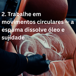 Passo 2 de 3 — trabalhar a espuma em movimentos circulares para dissolver óleo e sujidade da pele