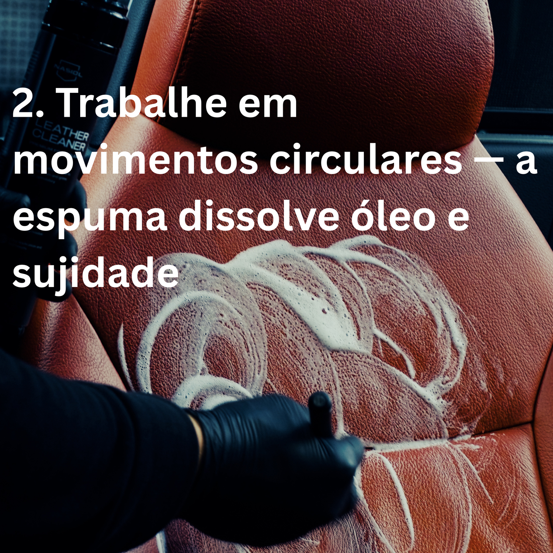 Passo 2 de 3 — trabalhar a espuma em movimentos circulares para dissolver óleo e sujidade da pele