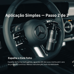 Mão com luva a espalhar Nasiol LeatherBoost com bloco aplicador em superfície de pele, passo 2 de aplicação