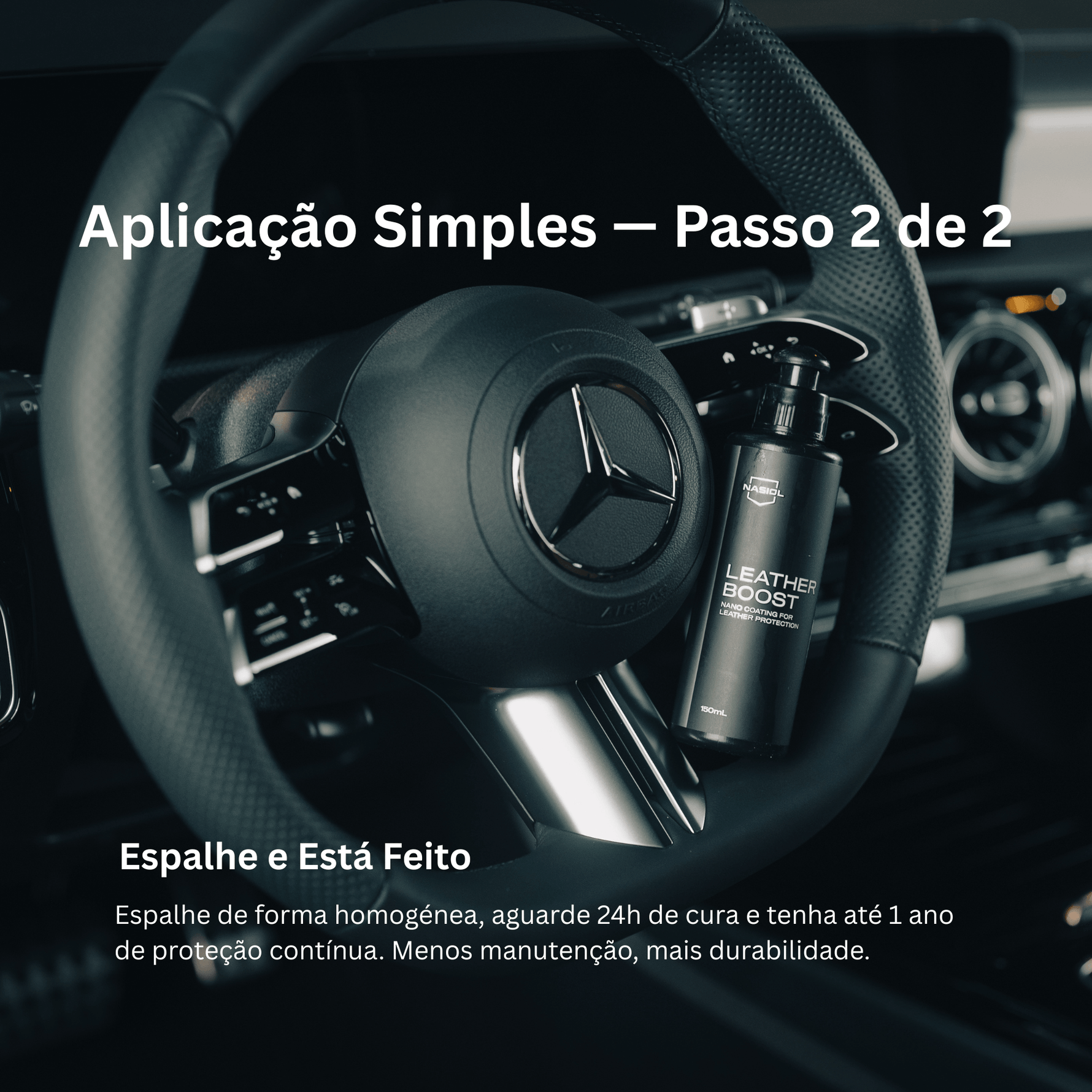 Mão com luva a espalhar Nasiol LeatherBoost com bloco aplicador em superfície de pele, passo 2 de aplicação