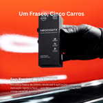 Mão com luva a segurar caixa Nasiol NeoCoatX junto a pintura vermelha de carro, produto rende até 5 aplicações