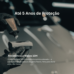 Mão com luva a segurar pano Nasiol junto a pintura de carro brilhante, revestimento NL272 com resistência a riscos 10H e proteção até 5 anos