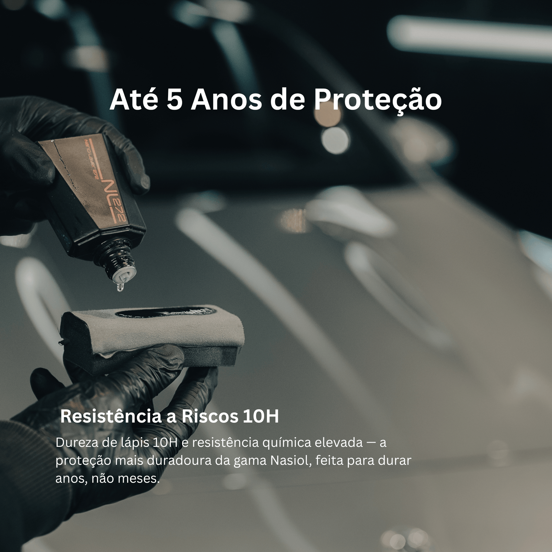 Mão com luva a segurar pano Nasiol junto a pintura de carro brilhante, revestimento NL272 com resistência a riscos 10H e proteção até 5 anos