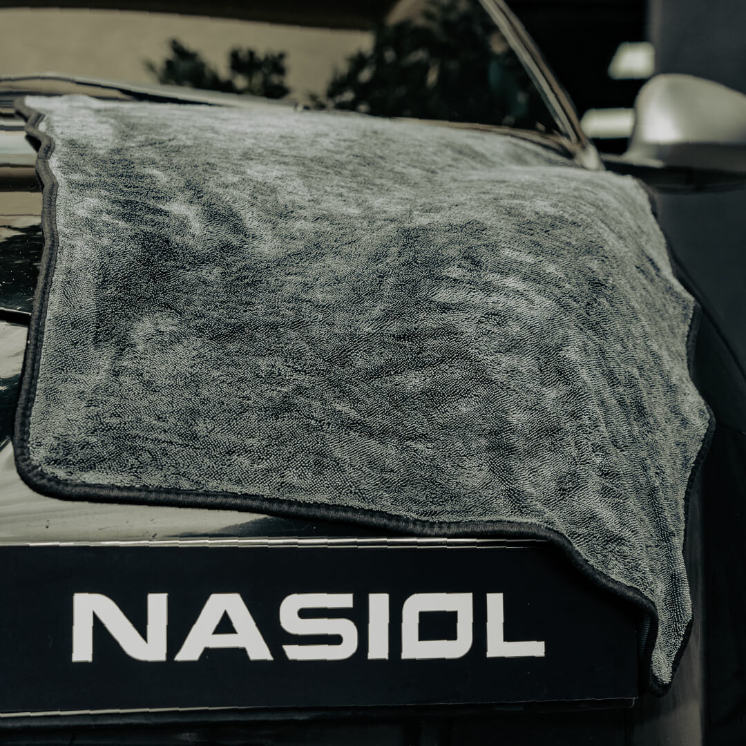Toalha de secagem automovel em microfibra Nasiol aplicada em carro para secagem sem marcas Portugal e Espanha DetailDawg